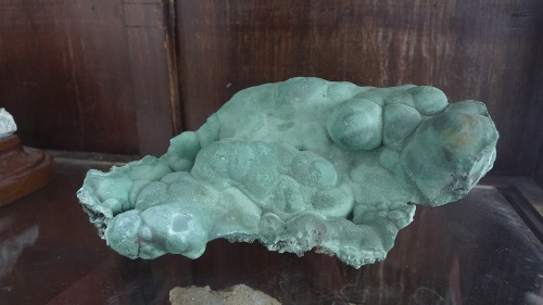 Nguyên mẫu của đá malachite có niên đại hàng trăm năm - chất liệu chính của chiếc bàn. Ảnh: Trọng Nghĩa.