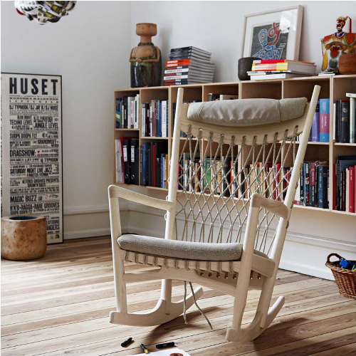 Ghế PP124 Rocking chair với thiết kế đặc biệt lưng ghế cao dạng khung lưới tạo cảm giác thoáng mát, không bị hầm, nóng khi ngồi lâu. Chân ghế bập bênh người dùng thoải mái ngả người nghỉ ngơi, thư giãn sau thời gian học tập, làm việc.